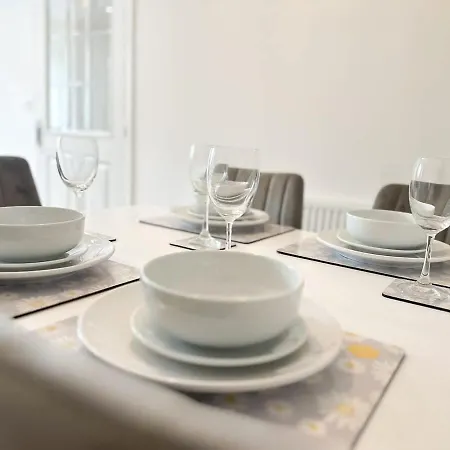 Fullerton House By Blue Skies 度假居