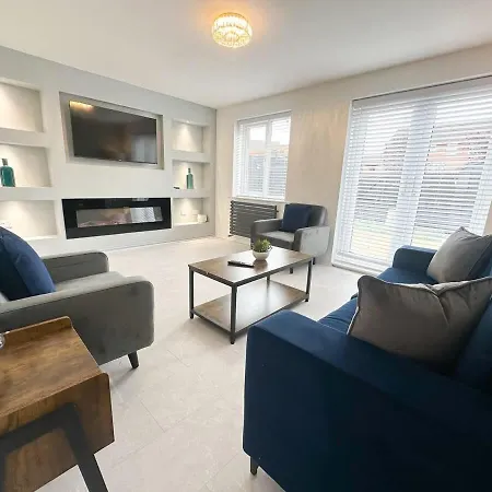 Fullerton House By Blue Skies *