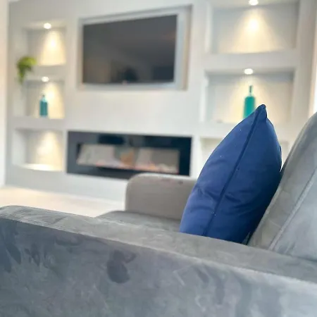 Fullerton House By Blue Skies Holiday home *